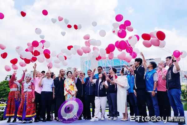 ▲台中公園湖心亭百年浪漫再現，觀旅局舉辦「情定湖心亭」活動，吸引民眾參與。（圖／記者游瓊華翻攝）