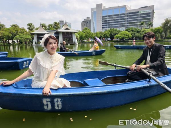 ▲台中公園湖心亭百年浪漫再現，觀旅局舉辦「情定湖心亭」活動，吸引民眾參與。（圖／記者游瓊華翻攝）