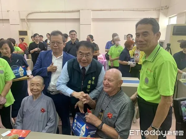 ▲台南安平觀音亭重陽敬老禮金發放活動，造福在地長輩。（資料照，記者林東良翻攝，下同）
