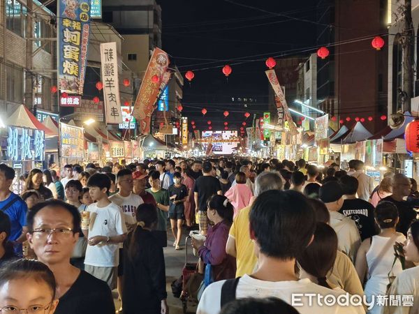 ▲各普渡區準備超過4千桌普渡供品，澎湃祭品款待好兄弟，場面盛大壯觀。（圖／記者游瓊華翻攝）