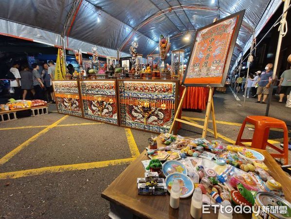 ▲各普渡區準備超過4千桌普渡供品，澎湃祭品款待好兄弟，場面盛大壯觀。（圖／記者游瓊華翻攝）