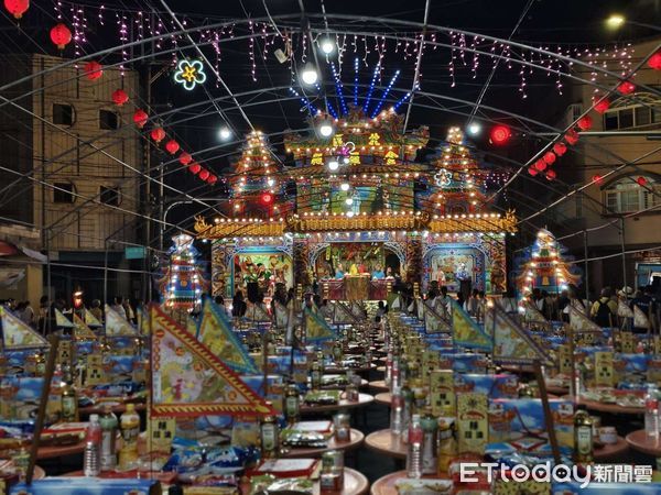 ▲各普渡區準備超過4千桌普渡供品，澎湃祭品款待好兄弟，場面盛大壯觀。（圖／記者游瓊華翻攝）