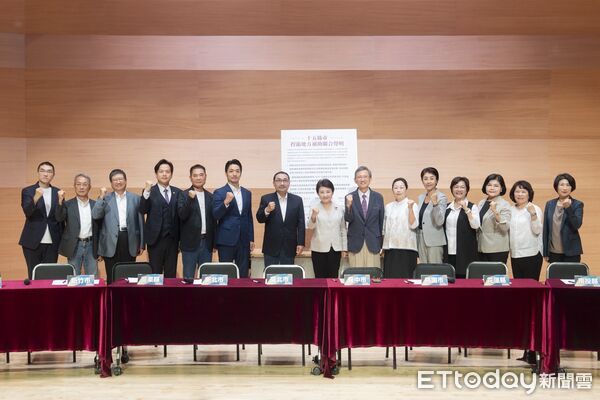 ▲南投縣長許淑華等15縣市長發表3項聯合聲明，為守護地方財政發聲。（圖／南投縣政府提供，下同）