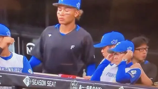 ▲軟銀近藤健介折斷的球棒擊中日本火腿教練八木裕           。（圖／翻攝X）