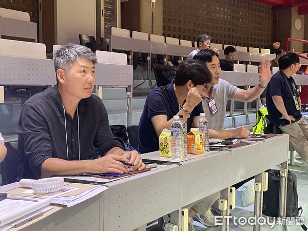 ▲WBC韓國總教練柳志炫（右）率領兩位教練到天母觀察球員。（圖／記者楊舒帆攝）