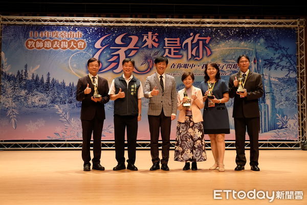 ▲台南市2025年教師節表揚大會在樹谷園區音樂廳舉行，副市長葉澤山代表市長黃偉哲頒獎向教師致敬。（記者林東良翻攝，下同）