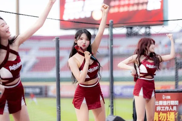 ▲中場表演有樂天三本柱。（圖／樂天桃猿）