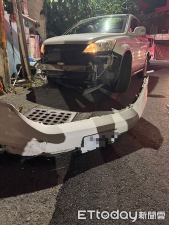 ▲▼高雄中芸國小旁「恐怖休旅」失控連撞8車　男酒測值0.73當場被逮捕。（圖／記者吳奕靖翻攝）