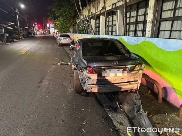 ▲▼高雄中芸國小旁「恐怖休旅」失控連撞8車　男酒測值0.73當場被逮捕。（圖／記者吳奕靖翻攝）