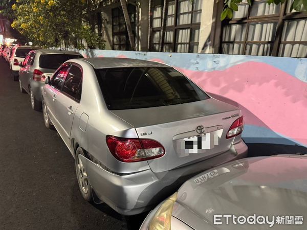 ▲▼高雄中芸國小旁「恐怖休旅」失控連撞8車　男酒測值0.73當場被逮捕。（圖／記者吳奕靖翻攝）