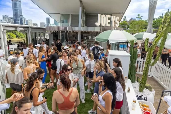 ▲國外剛興起不久的咖啡派對，掀起「清醒社交」的生活風尚新浪潮,關渡碼頭引進咖啡派對，將設立電音嘻哈雙舞台，提供截然不同的DJ打碟派對氛圍。（圖／主辦單位提供）