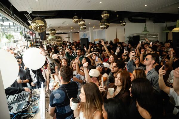 ▲國外剛興起不久的咖啡派對，掀起「清醒社交」的生活風尚新浪潮,關渡碼頭引進咖啡派對，將設立電音嘻哈雙舞台，提供截然不同的DJ打碟派對氛圍。（圖／主辦單位提供）