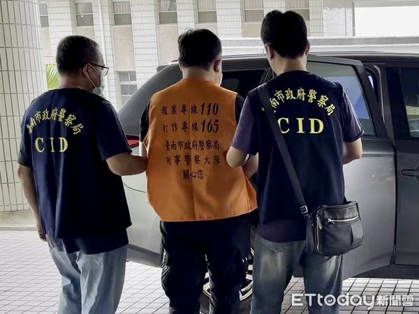 ▲台南市刑大查獲「猜猜我是誰」詐欺機房，主嫌陳姓男子落網，起出非法通訊設備。（記者林東良翻攝，下同）