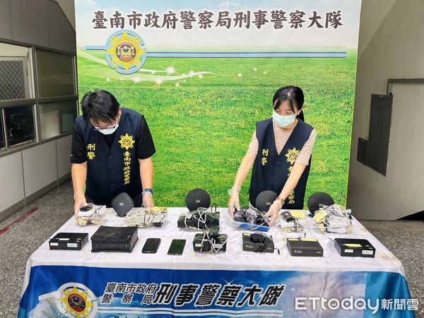 ▲台南市刑大查獲「猜猜我是誰」詐欺機房，主嫌陳姓男子落網，起出非法通訊設備。（記者林東良翻攝，下同）