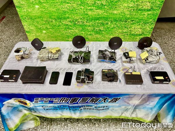 ▲台南市刑大查獲「猜猜我是誰」詐欺機房，主嫌陳姓男子落網，起出非法通訊設備。（記者林東良翻攝，下同）