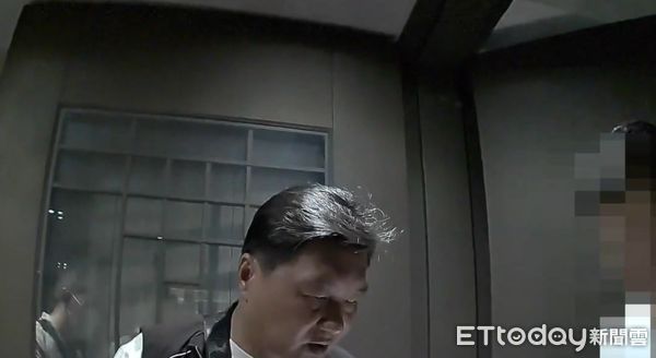 ▲台南市刑大查獲「猜猜我是誰」詐欺機房，主嫌陳姓男子落網，起出非法通訊設備。（記者林東良翻攝，下同）