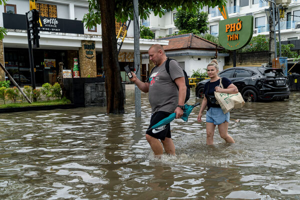 ▲▼峇里島暴雨狂襲9死！城市泡水交通大亂。（圖／路透）