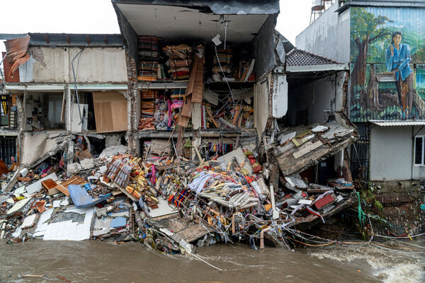 ▲▼峇里島暴雨狂襲9死！城市泡水交通大亂。（圖／路透）