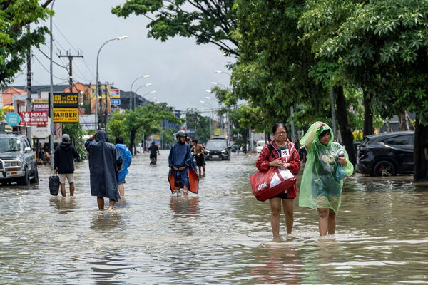 ▲▼峇里島暴雨狂襲9死！城市泡水交通大亂。（圖／路透）