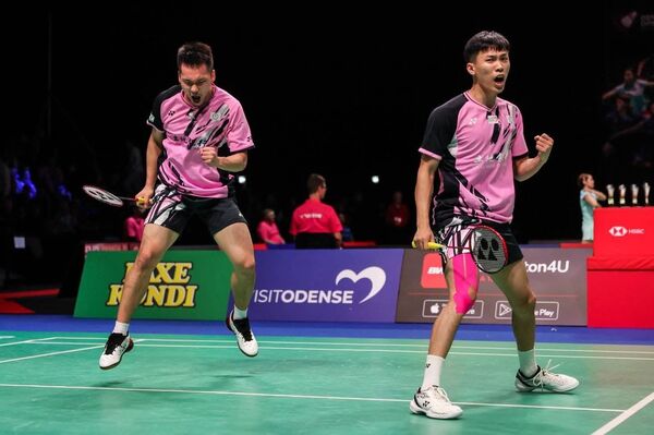 李洋和盧震（右）於丹麥公開賽首度合作即創佳績，直落二擊退世界前十的馬來西亞組合，闖進16強。（翻攝自盧震臉書）