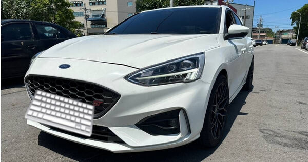 林禹叡拿到車商提供之雙認證進口跑車後神隱，至今沒返還合約書並支付原車修繕費。（圖／讀者提供）