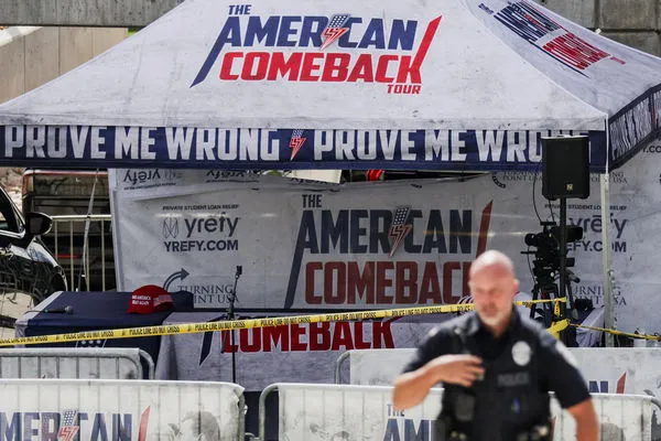 ▲▼美國保守派政治評論員柯克（Charlie Kirk）10日在猶他谷大學（UVU）演講時遭槍殺身亡，與會者驚慌逃竄的畫面在社群媒體瘋傳。（圖／路透）