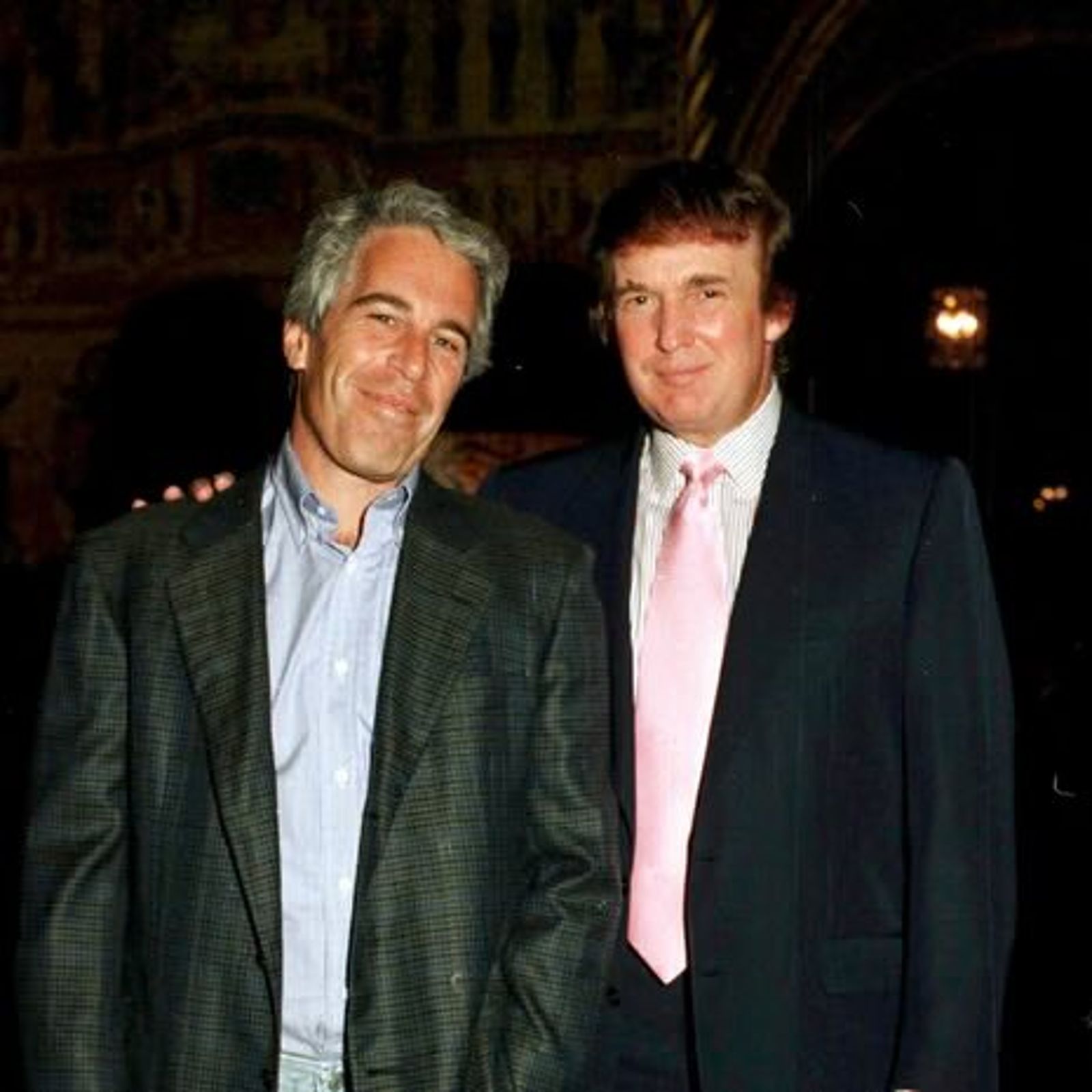 川普「裸女賀卡」遭爆！淫魔生日冊驚見「蘿莉按摩插圖」　柯林頓也入列