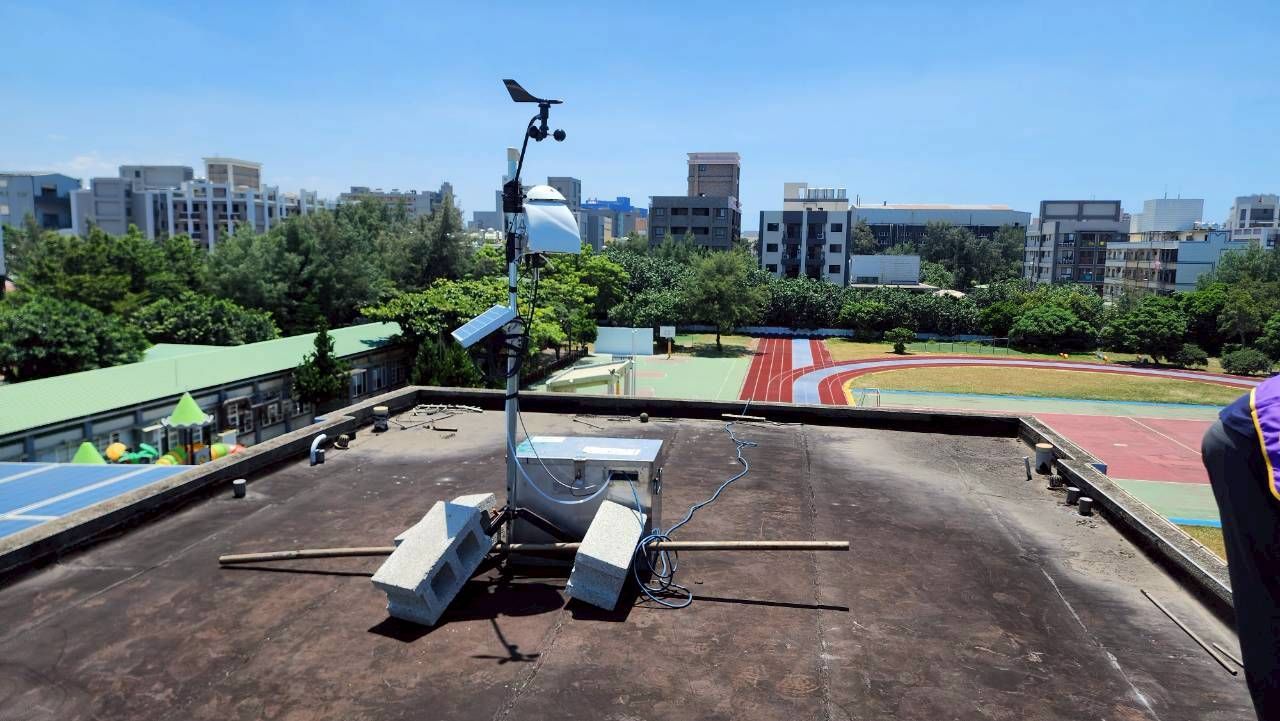 ▲▼環境部推「校園空品四層防護」，鄰近22處工業區優先體檢。圖為校園內的空氣盒子，包含主機及風速風向計。（圖／環境部提供）