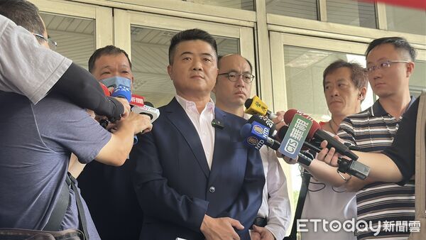 ▲台中高分院今日駁回顏寬恒的上訴，顏寬恒出面指控司法迫害。（圖／記者許權毅攝）