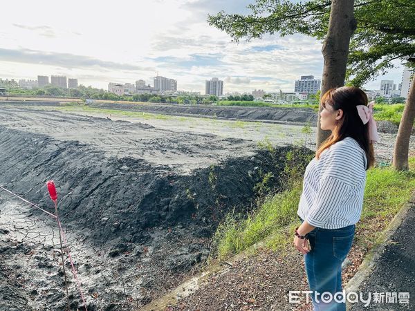 ▲▼高雄又有農田被毀！半夜驚見「黑網卡車」頻繁進出　現場慘況曝。（圖／翻攝高雄市議員李雅靜FB粉絲專頁）