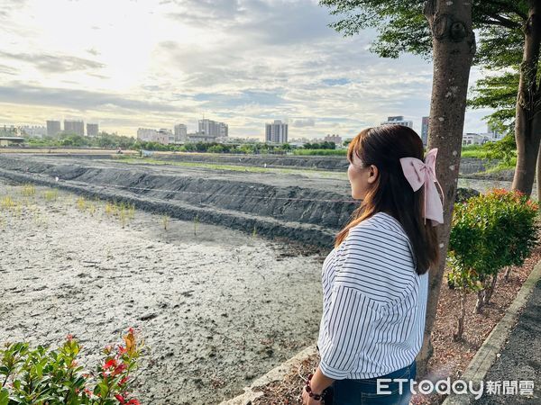 ▲▼高雄又有農田被毀！半夜驚見「黑網卡車」頻繁進出　現場慘況曝。（圖／翻攝高雄市議員李雅靜FB粉絲專頁）