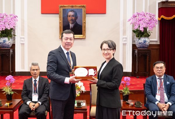 ▲奇美醫院院長林宏榮受邀於總統府，接受蕭副總統頒發表揚，肯定醫療機構守護健康也守護環境。（圖／記者林東良翻攝，下同）