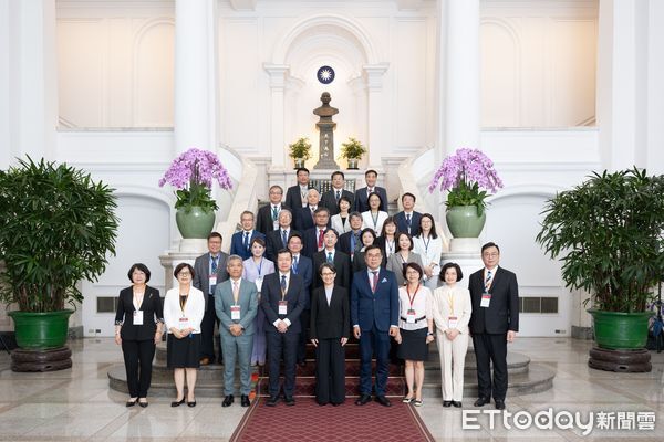 ▲奇美醫院院長林宏榮受邀於總統府，接受蕭副總統頒發表揚，肯定醫療機構守護健康也守護環境。（圖／記者林東良翻攝，下同）