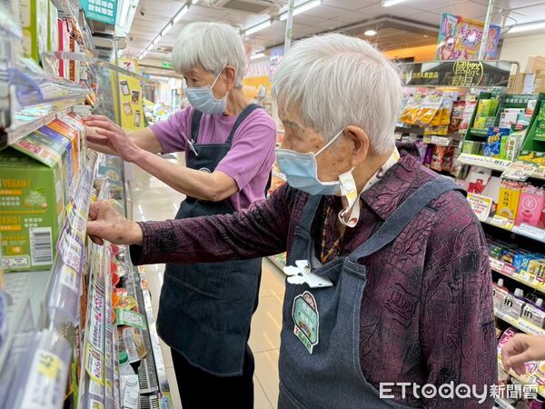 ▲▼ 笑容找回來！失智碧子阿嬤在「幾點了咖啡館」變身活力店長  。（圖／天主教中華聖母基金會提供）