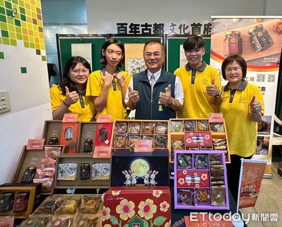 ▲台南市勞工局舉辦「集愛中秋－蛇耀溫情庇護禮」記者會，現場熱鬧揭開禮盒行銷序幕。（記者林東良翻攝，下同）