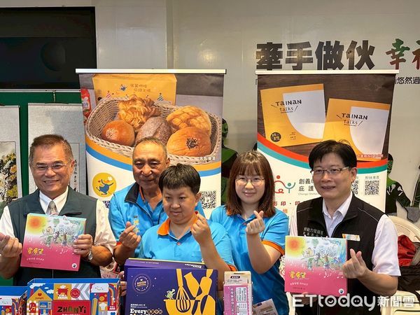▲台南市勞工局舉辦「集愛中秋－蛇耀溫情庇護禮」記者會，現場熱鬧揭開禮盒行銷序幕。（記者林東良翻攝，下同）