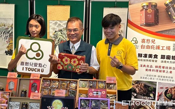 ▲台南市勞工局舉辦「集愛中秋－蛇耀溫情庇護禮」記者會，現場熱鬧揭開禮盒行銷序幕。（記者林東良翻攝，下同）