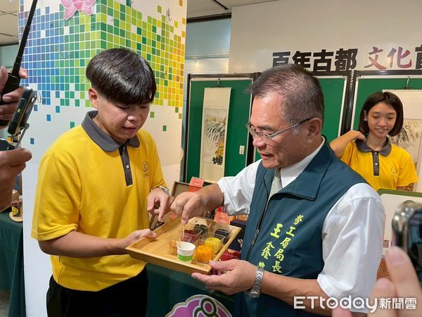 ▲台南市勞工局舉辦「集愛中秋－蛇耀溫情庇護禮」記者會，現場熱鬧揭開禮盒行銷序幕。（記者林東良翻攝，下同）