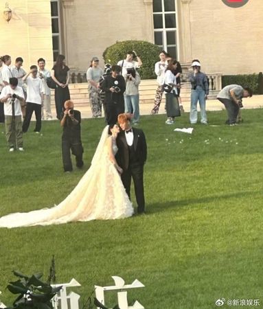 ▲黃子韜徐藝洋夢幻婚紗照曝光。（圖／翻攝自微博）