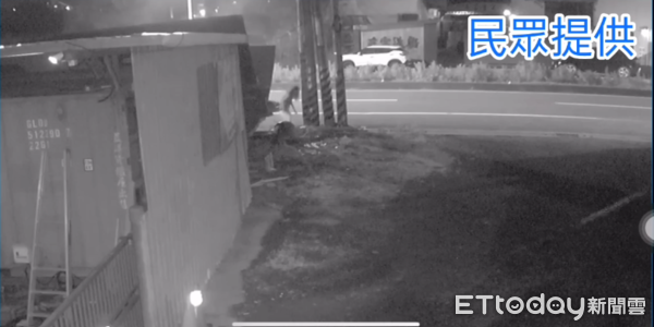 ▲東港警分局逮獲涉嫌縱火燒遊艇的陳姓女子。圖／記者陳崑福翻攝）