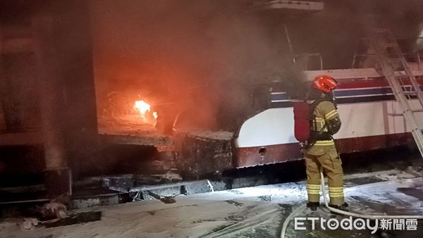 ▲東港警分局逮獲涉嫌縱火燒遊艇的陳姓女子。圖／記者陳崑福翻攝）