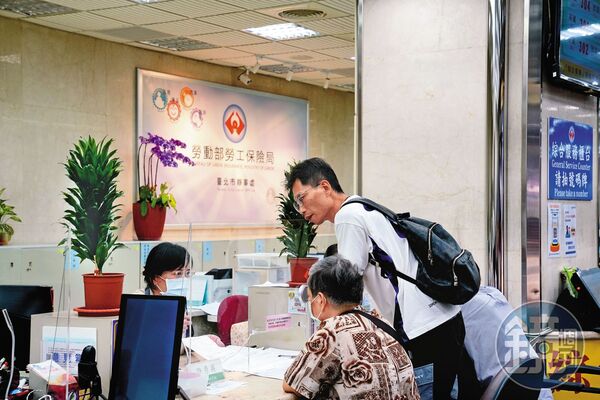 鄭正一表示，勞保投保在職業工會，最好選擇與薪資相近的投保級距。