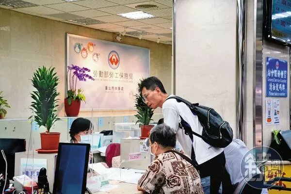 鄭正一表示，勞保投保在職業工會，最好選擇與薪資相近的投保級距。