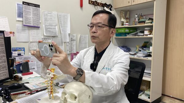 ▲▼員榮醫院神經內科主任葉宗勳醫師示範正確看手機的姿勢。（圖／員榮醫院提供）