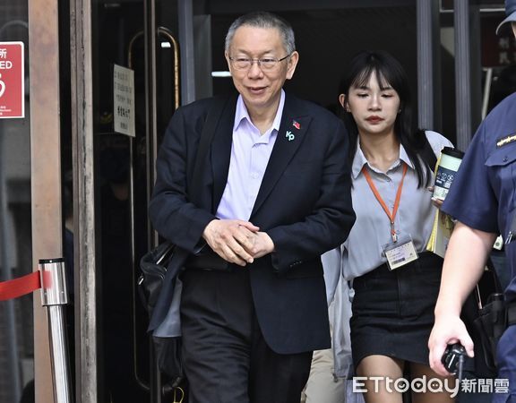 ▲▼台北地院審理京華城案，午休期間柯文哲暫時離開北院。（圖／記者李毓康攝）