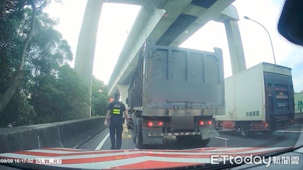 ▲▼砂石車駕駛假意配合後竟逃逸，警方在林口區將車攔下，並拔下喝令下車             。（圖／記者陳以昇翻攝）