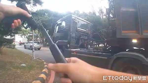 ▲▼砂石車駕駛假意配合後竟逃逸，警方在林口區將車攔下，並拔下喝令下車             。（圖／記者陳以昇翻攝）