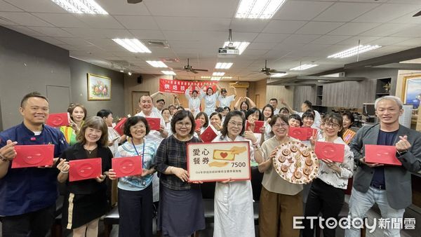 ▲中華醫大烘焙技能訓練班24位學員結訓，義賣中秋禮盒所得7500元捐助弱勢學生餐券。（記者林東良翻攝，下同）