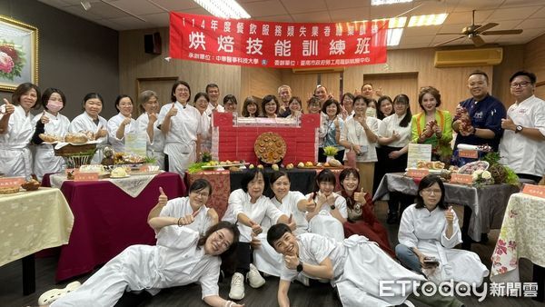 ▲中華醫大烘焙技能訓練班24位學員結訓，義賣中秋禮盒所得7500元捐助弱勢學生餐券。（記者林東良翻攝，下同）