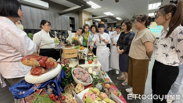 ▲中華醫大烘焙技能訓練班24位學員結訓，義賣中秋禮盒所得7500元捐助弱勢學生餐券。（記者林東良翻攝，下同）